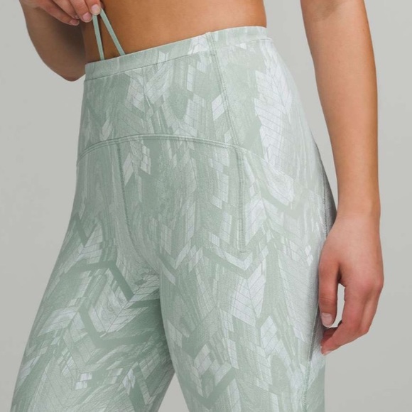 Swift Speed High-Rise Tight 28"
Reverberate Chevron Jacquard Silver Blue… - Picture 9 of 10